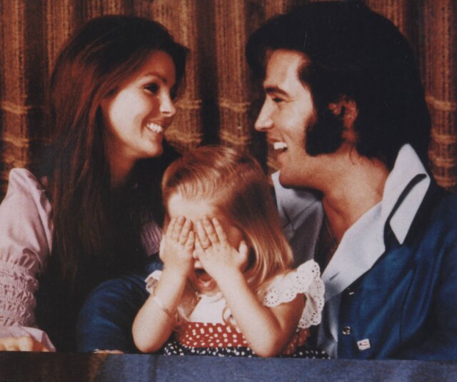 Acervo Estadão Elvis Presley, sua mulher Priscilla e a filha Lisa em 1971.