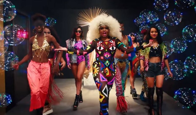Reprodução de 'Sou + Eu' (2018)/First Content Cantora Gaby Amarantos ao lado da ex-BBB Gleici Damasceno