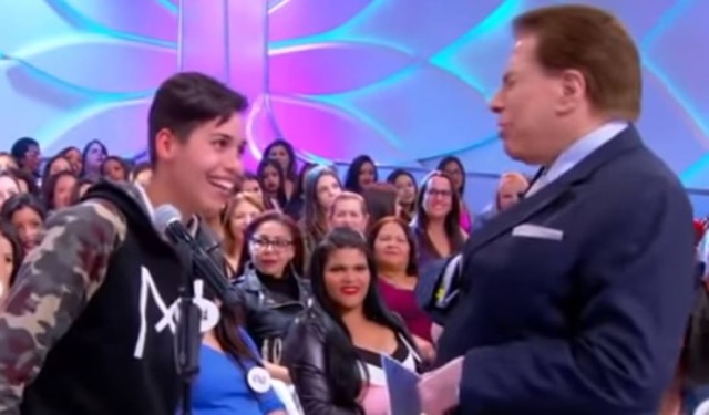 Reprodução de 'Programa Silvio Santos' (2018) / SBT Silvio Santos pergunta se participante é 'menina ou menino?'