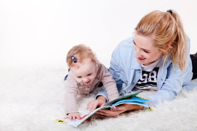 pixabay A comunicação com o bebê deve ser constante para ajudar o desenvolvimento da linguagem.