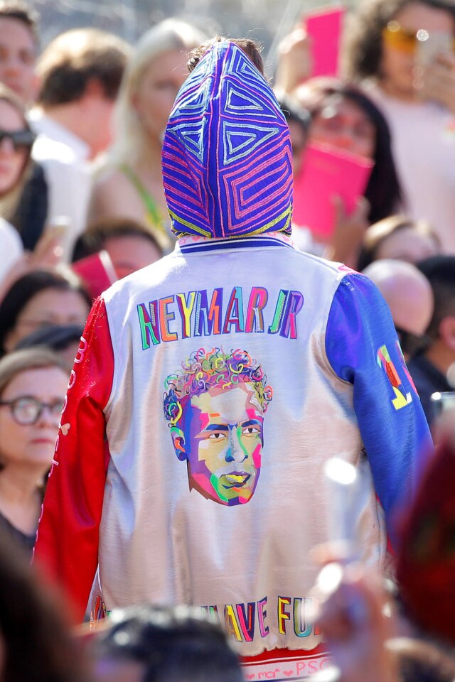 REUTERS/Stephane Mahe O rosto de Neymar aparece bordado em uma jaqueta bomber