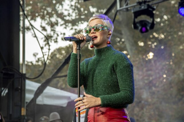 Amy Harris/Invision/AP Katy Perry se apresenta no evento One Love Malibu.