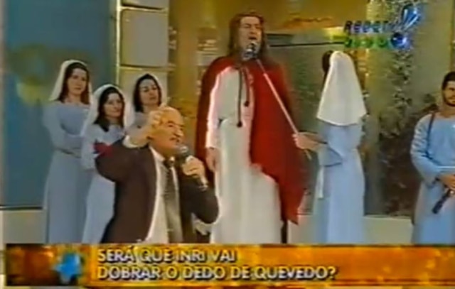 Reprodução de 'Superpop' (2004) / RedeTV Padre Quevedo e Inri Cristo durante debate no 'Superpop' em 2004.