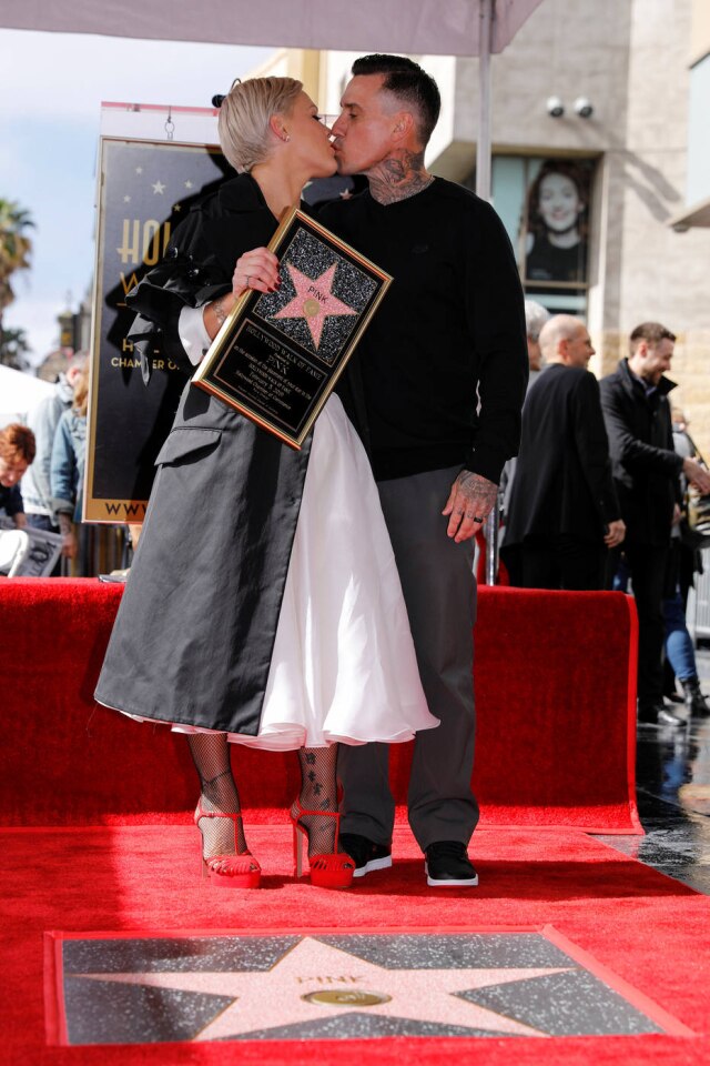 Mike Blake / Reuters A cantora Pink beija seu marido, Carey Hart, em frente à sua estrela na Calçada da Fama.