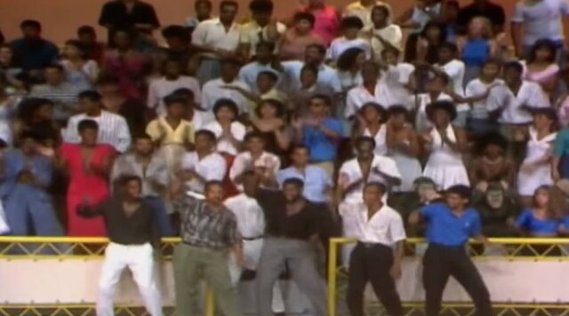 Reprodução de 'Domingão do Faustão' (1989) / Globo Dançarinos e dançarinas animados no primeiro 'Domingão do Faustão'.