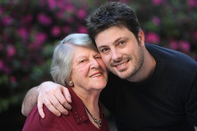 Alex Silva / Estadão Danilo Gentili ao lado de sua avó, dona Assunta, em foto de 2011.