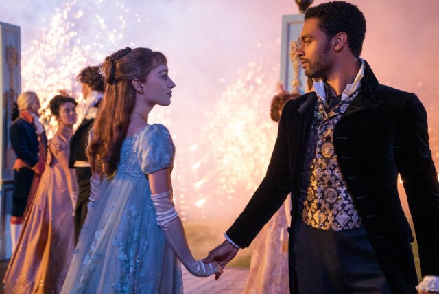 Liam Daniel / Netflix Phoebe Dynevor e Regé-Jean Page em cena da série 'Bridgerton'