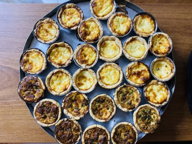 Patrícia Ferraz/Estadão Empadinha de queijos, cebola caramelizada e espinafre
