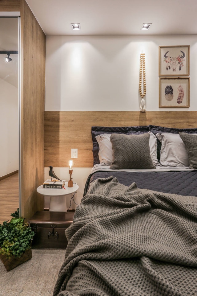 Antônio Schumacher Roupa de cama cria volume no quarto de casal assinado pela GG Arquitetura