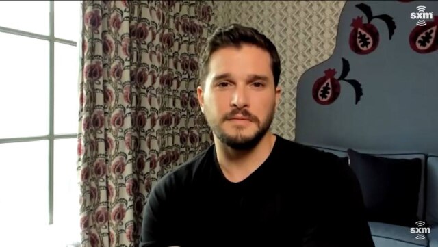 Reprodução YouTube / SiriusXM Kit Harington em entrevista ao The Jess Cagle Show nesta segunda-feira, 2