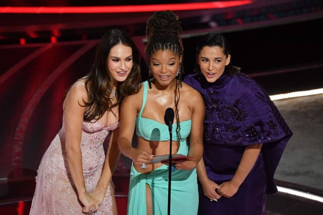 AFP/Robyn Beck/ Da esquerda à direita: Lily James, Halle Bailey e Naomi Scott no palco do Oscar 2022 durante apresentação da categoria 'Melhor Animação', que foi levada pelo longa da Disney, 'Encanto'.