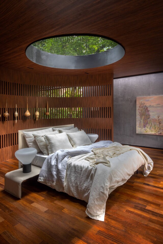 André Nazareth A claraboia do quarto projetado por João Panaggio transforma em quadro vivo a luz do dia e da noite