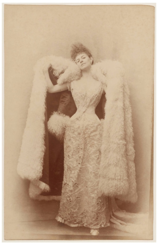 Otto/Galliera/ Roger-Viollet Élisabeth Greffulhe, assunto da mostra da Palais Galliera, em Paris. Na foto, ela veste um vestido e um casaco feitos com pele de cordeiro, por volta de 1886