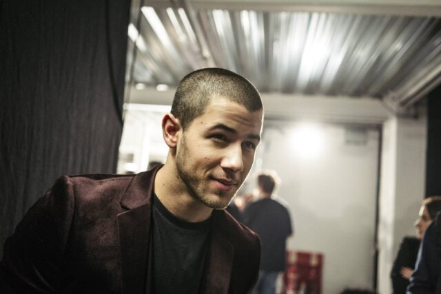 Tom Jamieson/The New York Times Nick Jonas no backstage do desfile da Topman Design, em Londres