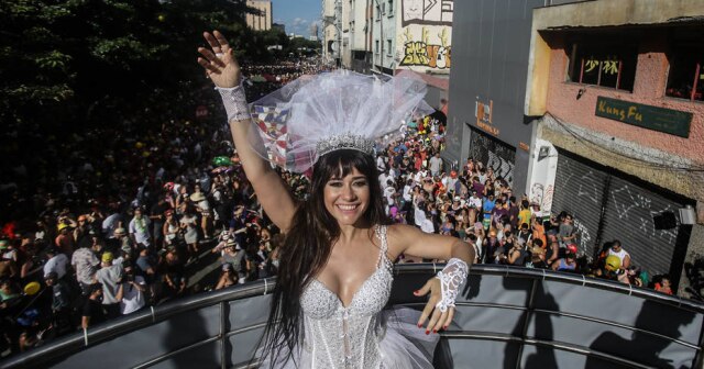 Gabriela Bilo / Estadão Alessandra Negrini no carnaval de São Paulo. Ela é rainha do bloco há oito anos.