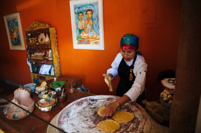 María Juana, 22, prepara tortilhas artesanais de milho em um restaurante em Oaxaca, Mexico.
