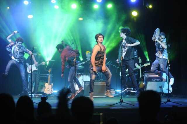 Divulgação/Globo Nicolas Prattes, João Vitor Silva, Danilo Mesquita, Maicon Rodrigues e Enzo Romani integram a boy band Quatro Ponto Quatro