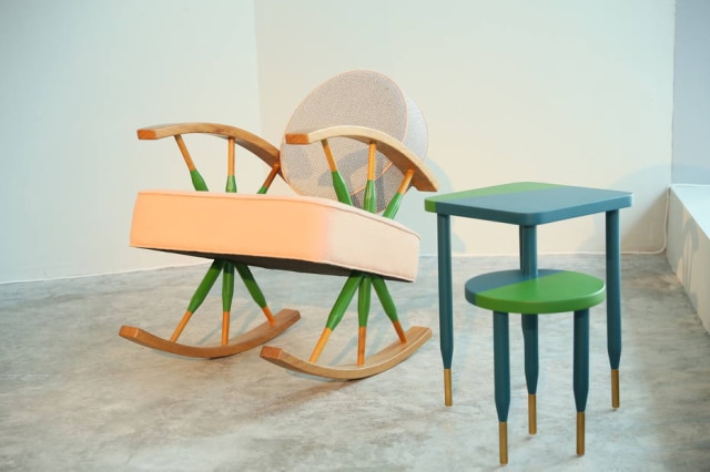 divulgação A cadeira de balanço Hizz e a mesa Baskota, do Studio MUJU