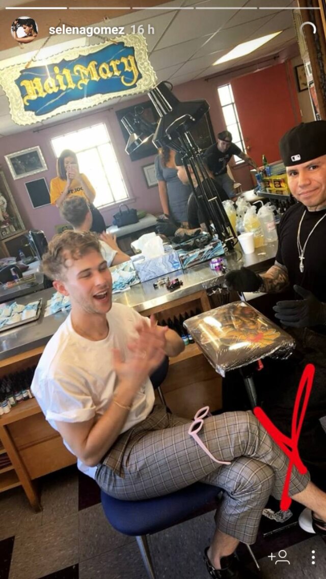 Instagram @selenagomez Tommy Dorfman no estúdio de tatuagem