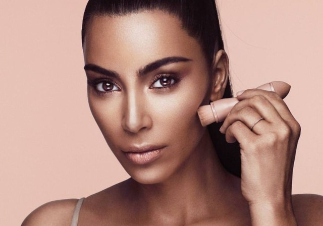 Twitter.com/KimKardashian Kim Kardashian lançou kits de contorno e iluminação