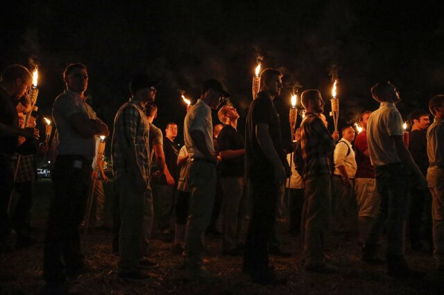 Mykal McEldowney/The Indianapolis Star via AP Supremacistas brancos marcharam no campus de Charlottesville da Universidade de Virgínia pedindo 'união da direita' e gritando slogans nazistas contra negros e judeus.
