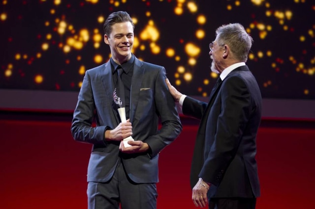 Thomas Peter / Reuters Recebendo seu Shooting Star Award do britânico John Hurt