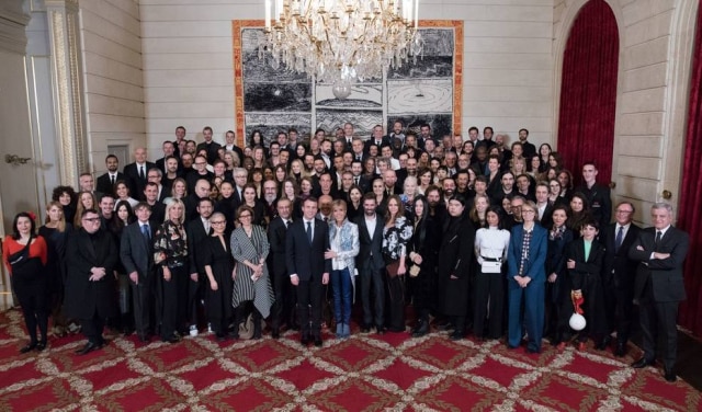 Soazig de la Moissonniere/ Presidencia da República Francesa/ Divulgação Emmanuel e Brigitte Macron, ao centro, foram anfitriões de um jantar com os mais importantes trabalhadores do mercado da moda francês