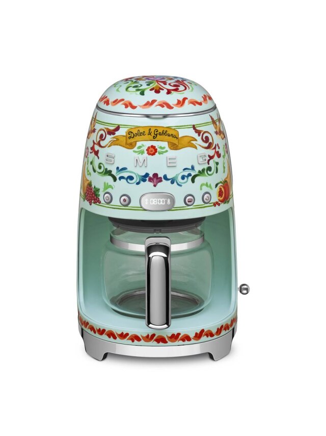 Imagem cedida pela Dolce & Gabbana A cafeteira da parceria entre e a Smeg e a Dolce & Gabbana: desenhos artesanais aplicados em produtos de escala industrial