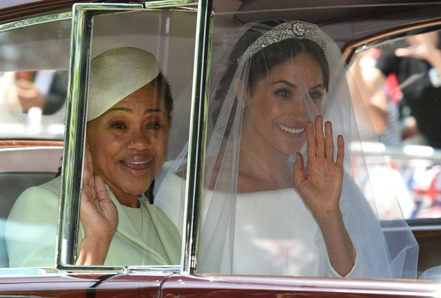 AFP PHOTO / Oli SCARFF Meghan Markle e sua mãe, Doria Ragland, chegam ao casamento