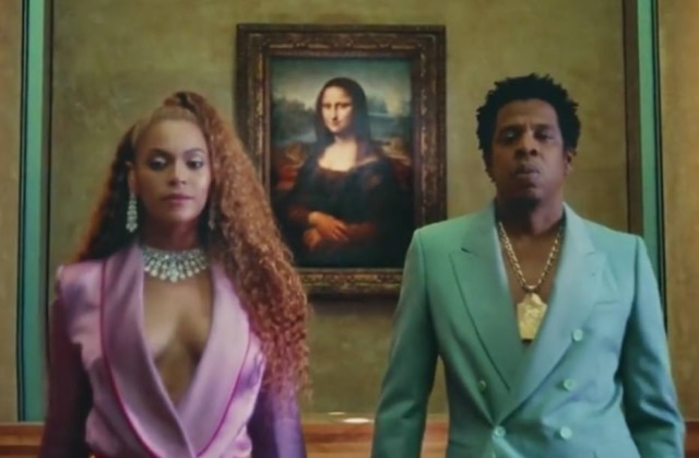 Reprodução/YouTube Beyoncé e Jay-Z posam em frente a Mona Lisa no Louvre.