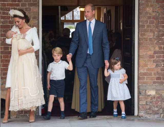 AFP PHOTO/ POOL/ Dominic Lipinski Kate Middleton, Louis, William, George e Charlotte chega à cerimônia de batizado