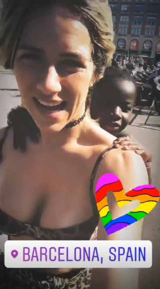 Instagram/@gio_ewbank Giovanna Ewbank publicou vídeo das férias em Barcelona onde carrega Titi nas costas por conta do calor