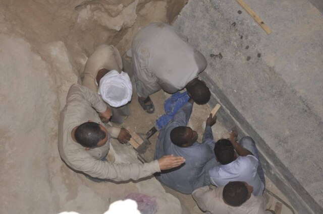 The Ministry of Antiquities/Handout via Reuters Pesquisadores egípcios abriram o misterioso sarcófago de granito negro encontrado na cidade de Alexandria