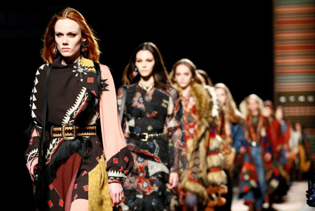 Alessandro Garofalo/Reuters Modelos desfilam a coleção do outono-inverno 2018/2019 da Etro, em fevereiro deste ano, em Milão