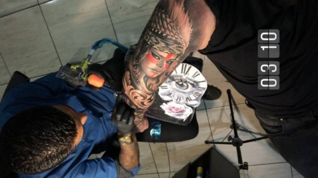 Instagram / @rodrigogodoy_ Tatuagem do rosto de Preta Gil.