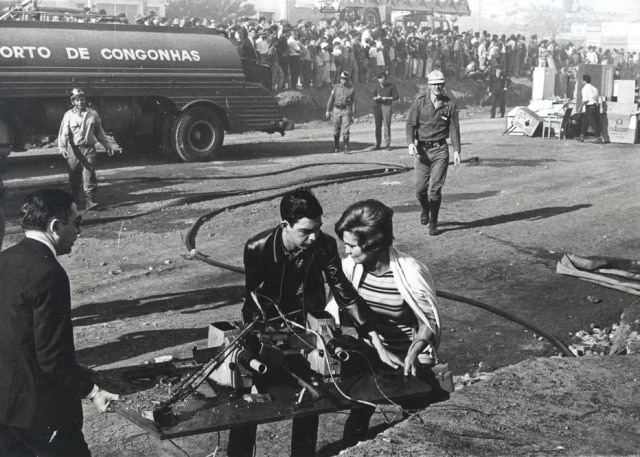 Arquivo / Estadão Hebe Camargo auxiliando na retirada de equipamentos durante o combate ao incêndio na TV Record em 29 de julho de 1966. Segundo o diretor Nilton Travesso, a apresentadora chorava bastante no dia - o que não a impediu de se prontificar a ajudar.