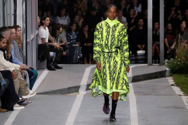 FRANCOIS GUILLOT/AFP A cobra fluo do verão 2019 da Off-White