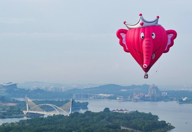Mohd Rasfan/AFP Cidade na Malásia recebe Festival Internacional de Balões.