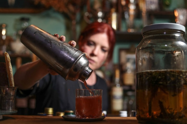 Gabriela Biló/Estadão A bartender Néli Pereira ensinará sobre as garrafadas e seus usos na coquetelaria