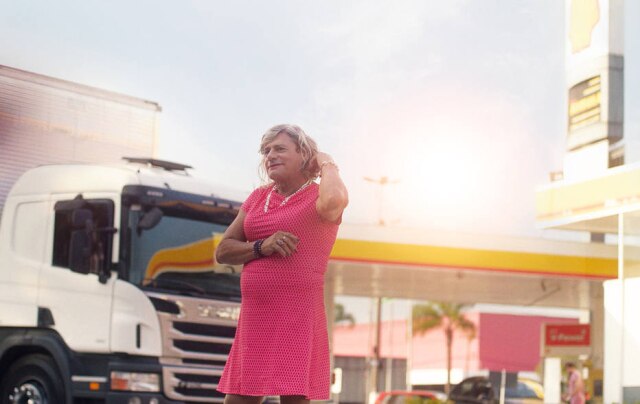 YouTube / Shell Afrodite tem 70 anos, não pretende largar o caminhão e quer fazer a cirurgia de transição de sexo.