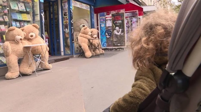 AFP TV Ursos de pelúcia gigantes em bairro de Paris alegram moradores e visitantes.