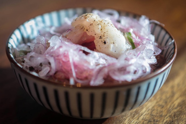 Felipe Rau/Estadão Pedida. A marinada traz peixes variados cortados em fatias servidas com molho ponzu feito na casa com pimenta Sriracha