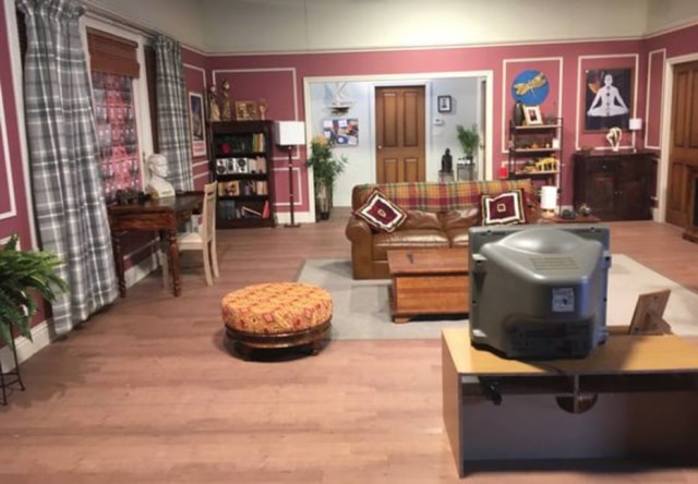 Pinterest/Gislaine Gonçalves Seguindo um estilo clássico, o clima acolhedor se faz presente no apartamento