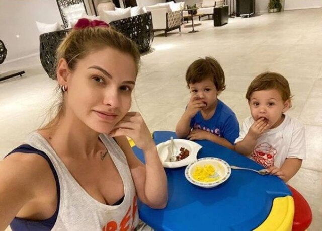 Instagram/@andressasuita A modelo Andressa Suita e os filhos.