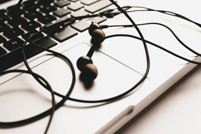 Unsplash / @rupixen É importante evitar o compartilhamento de fones de ouvido, e lembrar de higienizá-los