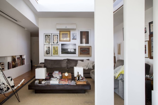 André Nazareth Parede com composição de quadros organizada pelo arquiteto Maurício Nóbrega