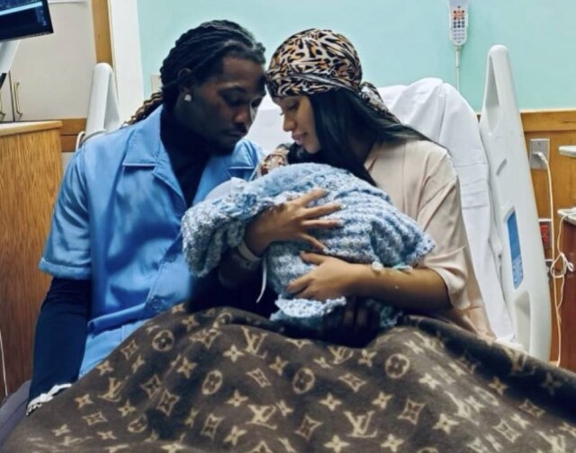 Instagram/@iamcardib A rapper americana Cardi B, o marido Offset e o segundo filho do casal