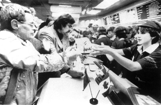 O primeiro de funcionamento da primeira loja McDonald's da União Soviética, em Moscou, 30/1/1990. 