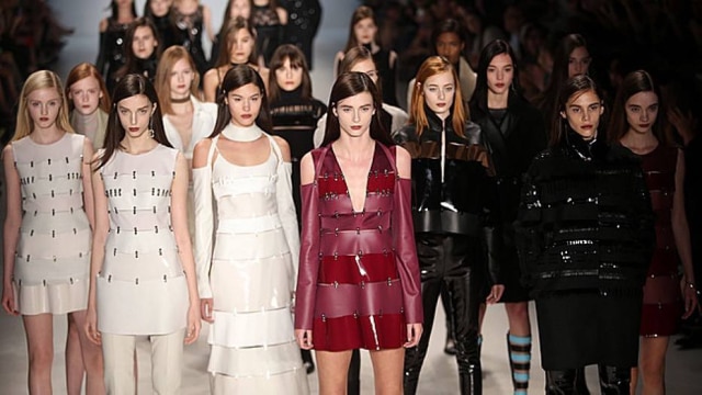 JF Diorio/Estadão Fila final do desfile da estilista Gloria Coelho durante a São Paulo Fashion Week Inverno 2015