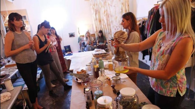 Genaro Molina / Los Angeles Times Sara Buscho Marina Storm dão workshop sobre como usar plantas medicinais e ervas para criar produtos de beleza naturais